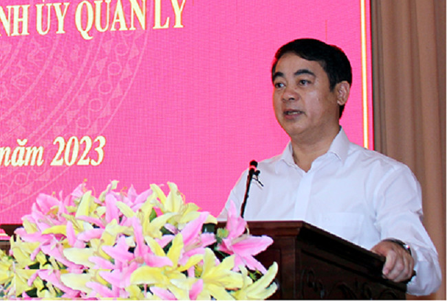 Đồng chí Nghiêm Xuân Thành, Ủy viên BCH Trung ương Đảng, Bí thư Tỉnh ủy, phát biểu tại lễ khai giảng lớp bồi dưỡng, cập nhật kiến thức đối tượng 3 năm 2023 (lớp 2).
